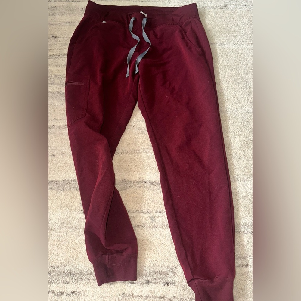 Figs Women’s Maroon Zamora Jogger Scrub Pants in Medium Petite